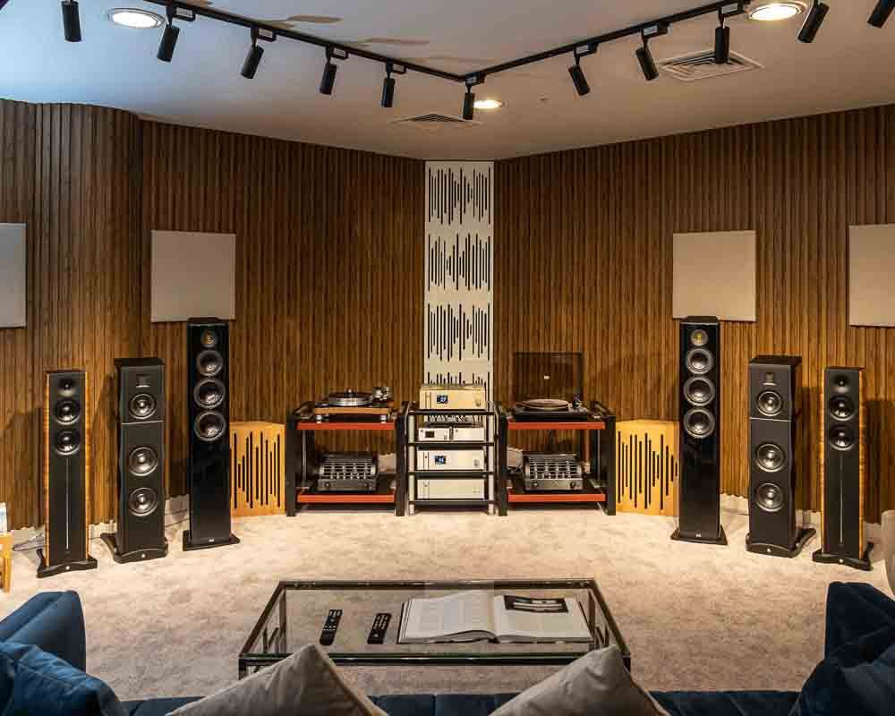 duba hifi showroom with a selection of speakers and amps from Elac, Gold Note, VPI, Mobile Fidelity 